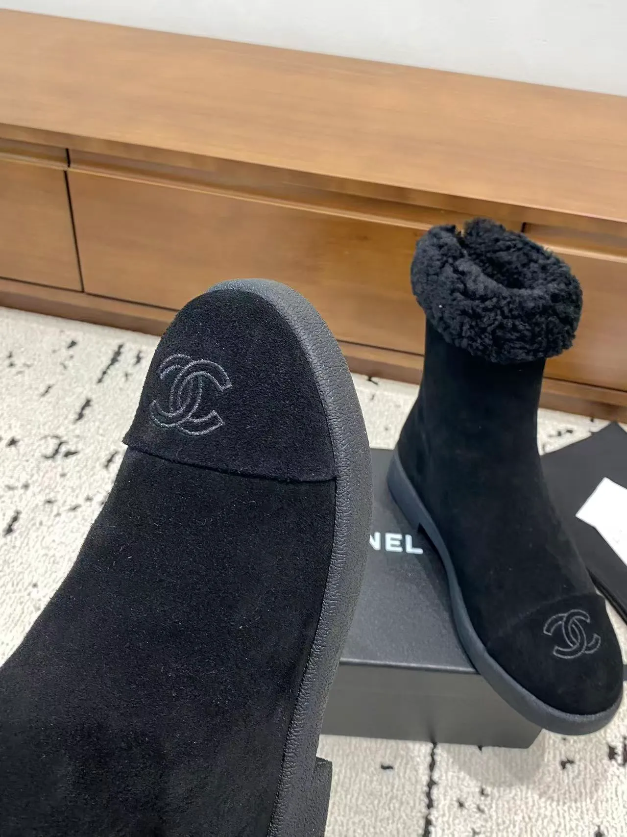 👟👟Ex-factory price 700👟👟 🍀Chanel 2025 autumn and winter furry snow boots. Chanel new autumn and winter genuine wool slippers and boots. Xiaoxiang’s 2025 autumn and winter most beautiful snow boots. Classic, beautiful and warm snow boots❤️Super warm! It's enough to have it this winter, it's really beautiful and fairy~ Materials and craftsmanship: The upper is made of custom sheepskin/wool/sheepskin, and the inner pads are all made of wool. It feels very soft and comfortable! The sole is the original TPU outsole Size: 35-39 (40.41 customized, non-refundable)